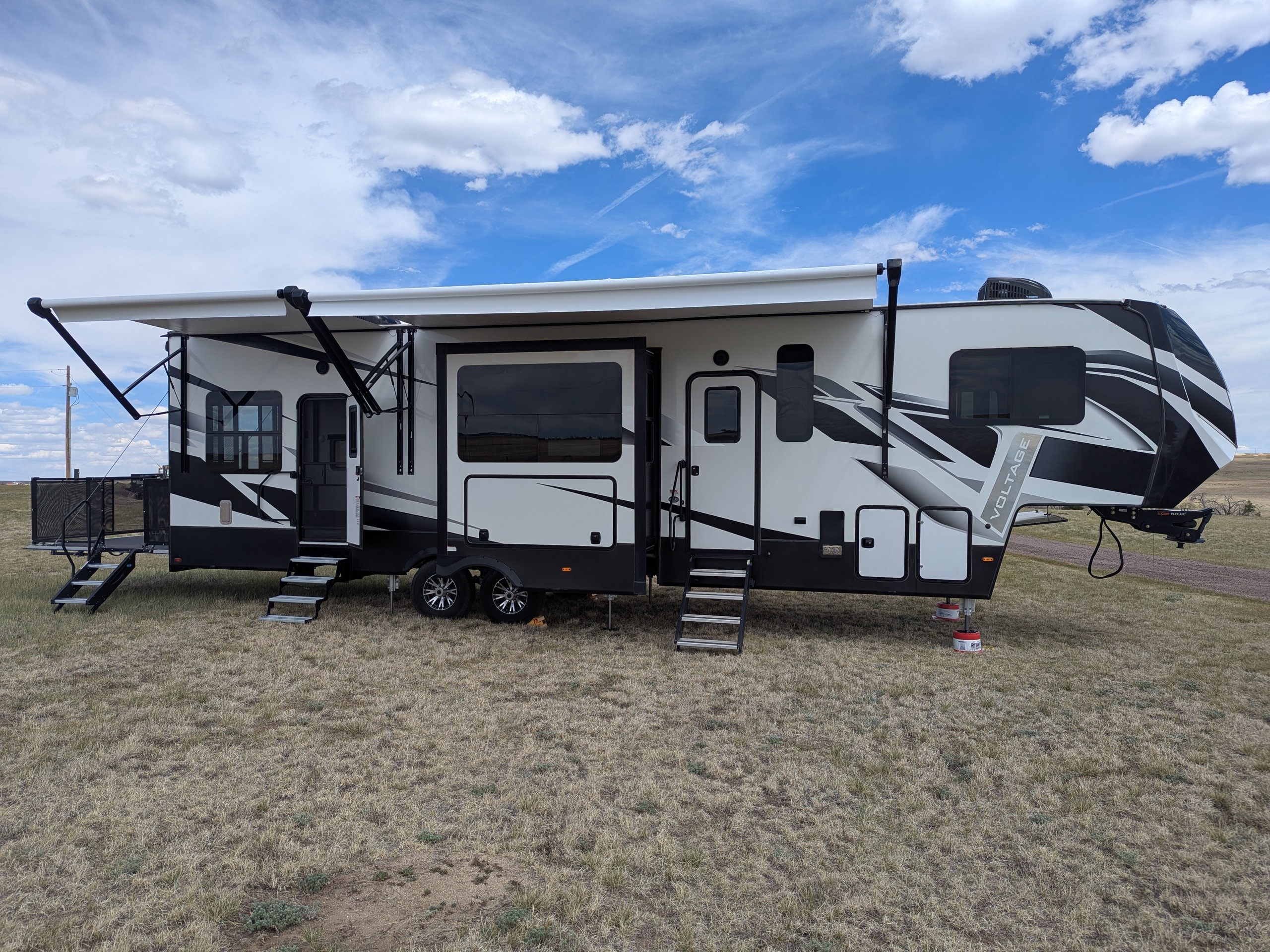 2022 Dutchmen VOLTAGE 3635 RV