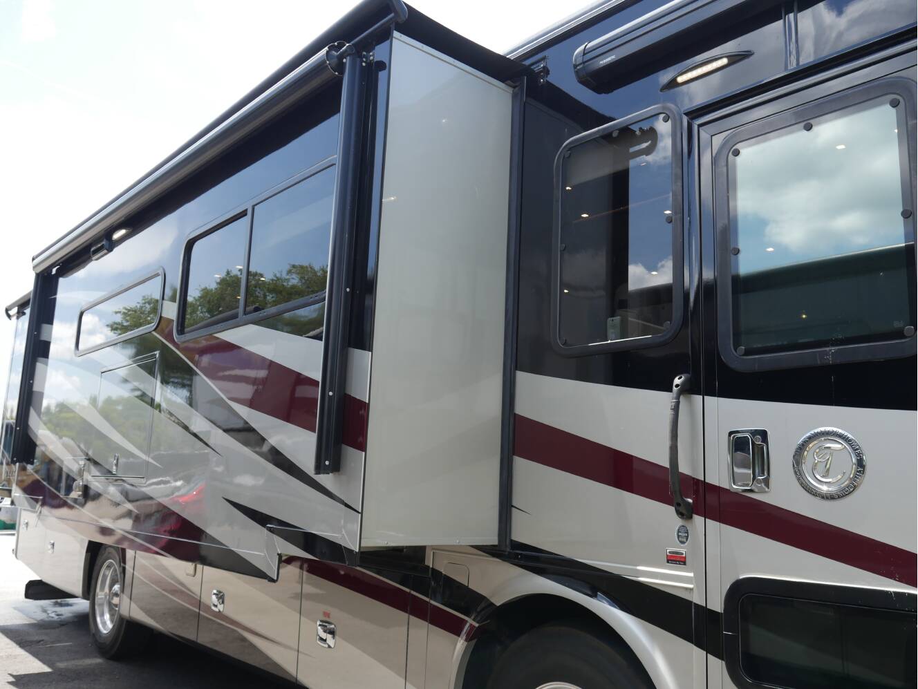 A photo of this 2019 Tiffin Motorhomes ALLEGRO 33AA