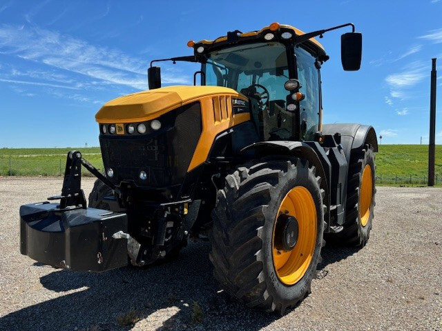 2022 JCB Fastrac 8330 in Wamego, KS