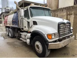 2007 MACK CV713