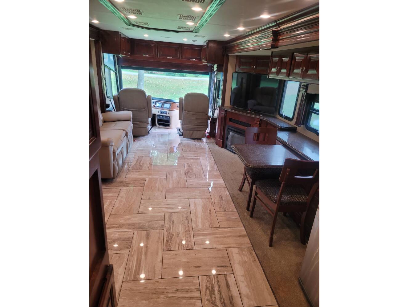 A photo of this 2017 Fleetwood DISCOVERY 37R