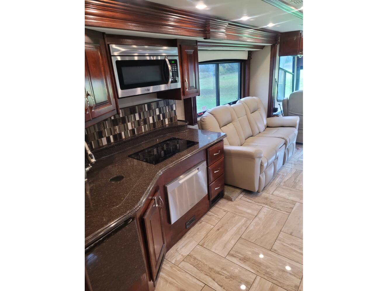 A photo of this 2017 Fleetwood DISCOVERY 37R