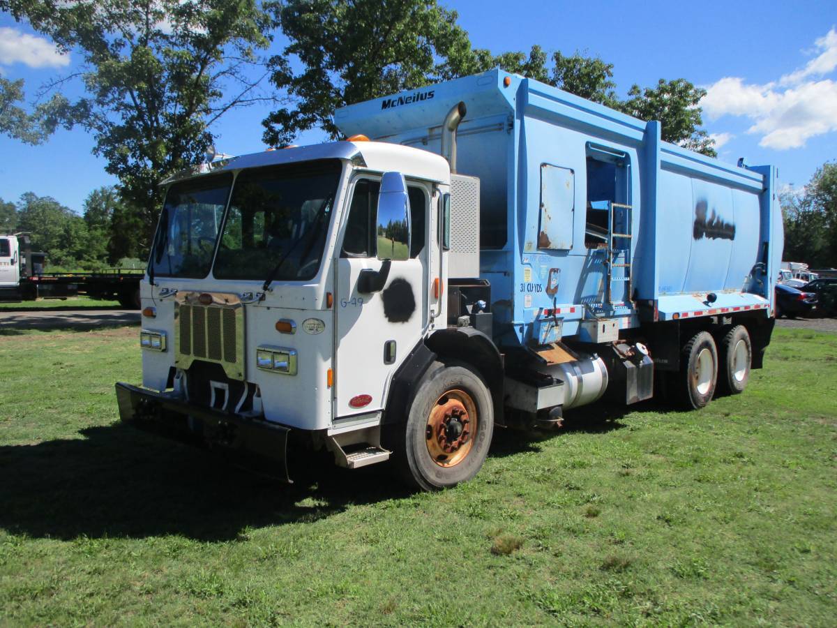 2015 PETERBILT 320 in Blackwood, NJ