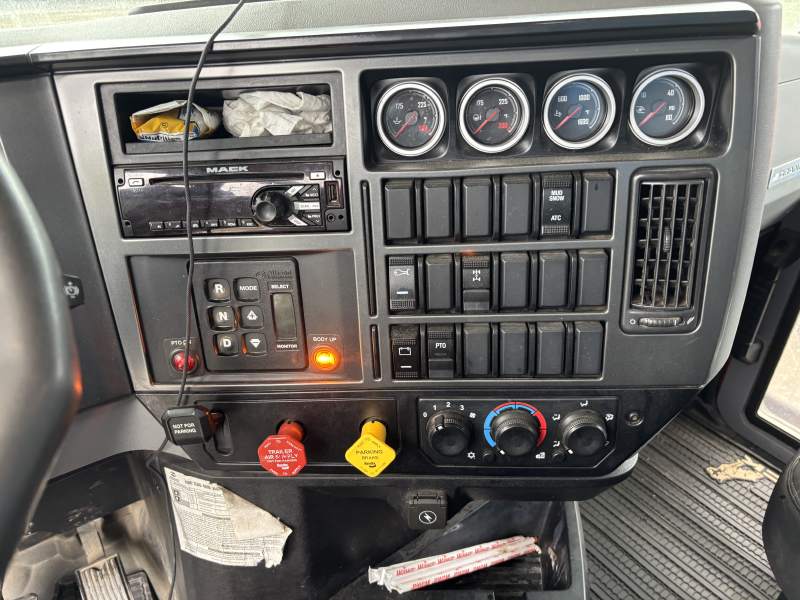 2021 MACK CV713