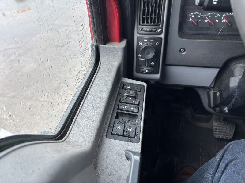 2021 MACK CV713