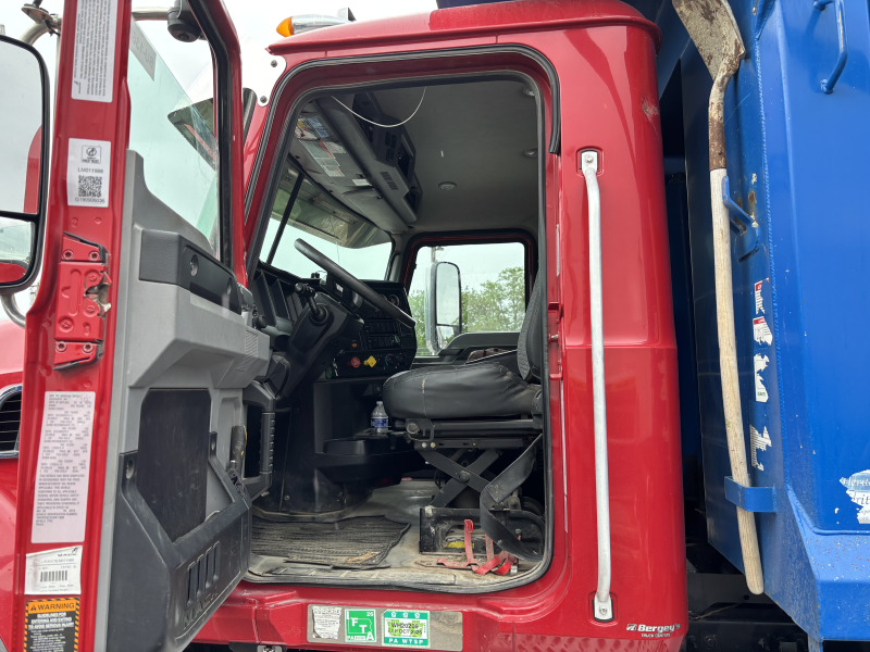 2020 MACK CV713