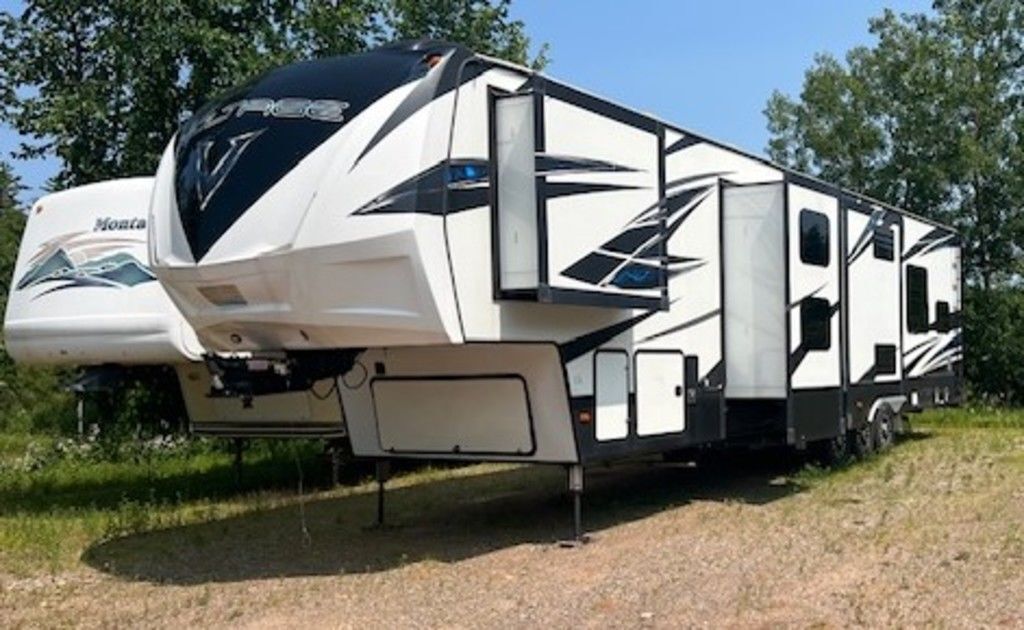 2018 Dutchmen Voltage 4205 in quinnesec MI