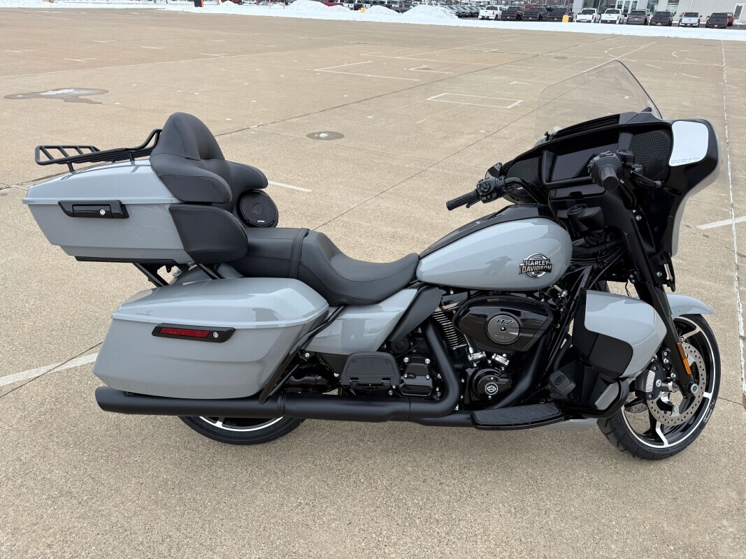2025 Harley-Davidson Street Glide Ultra BASE in Clinton, IA