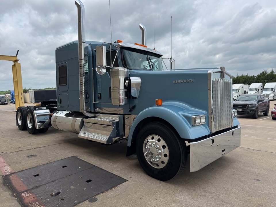 2027 KENWORTH W900L in Dallas, TX