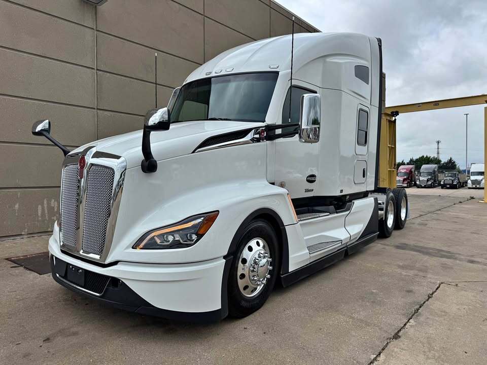 2027 KENWORTH T680 in Dallas, TX