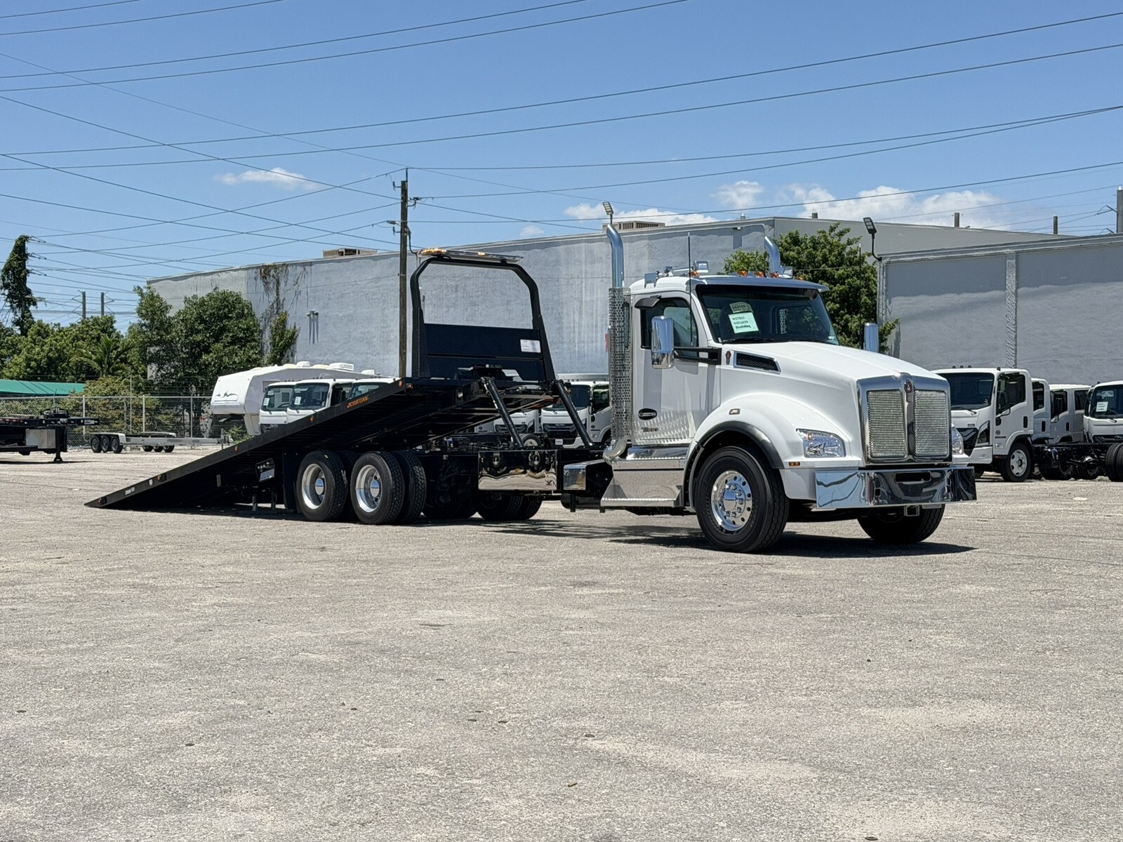 2027 KENWORTH T880 in Miami, FL