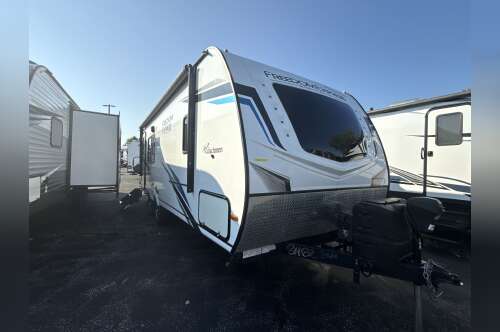 2022 Coachmen FREEDOM EXPRESS ULTRA LITE 246RKS in birch run MI