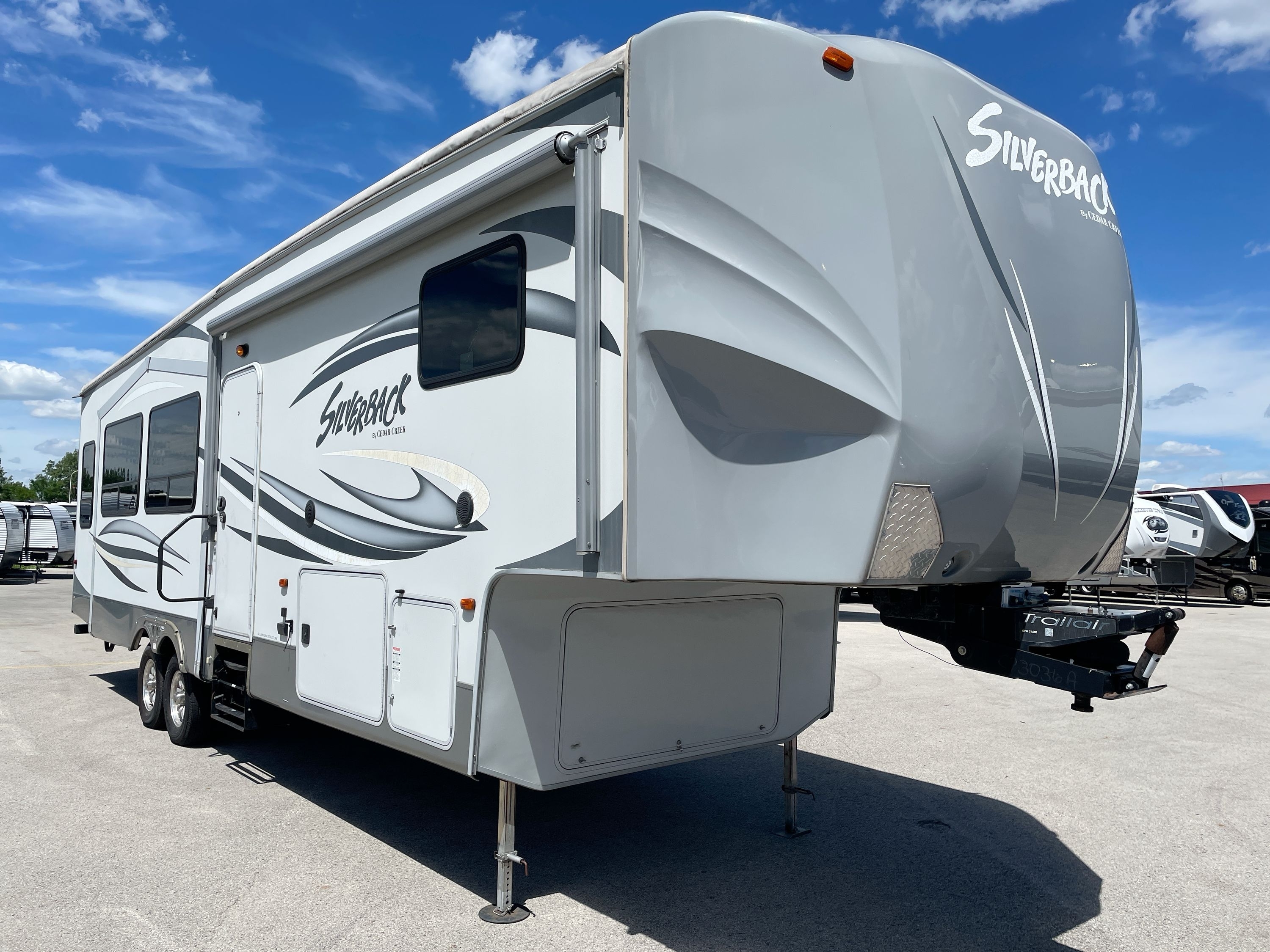 2014 Forest River CEDAR CREEK SILVERBACK 33RL in braidwood IL