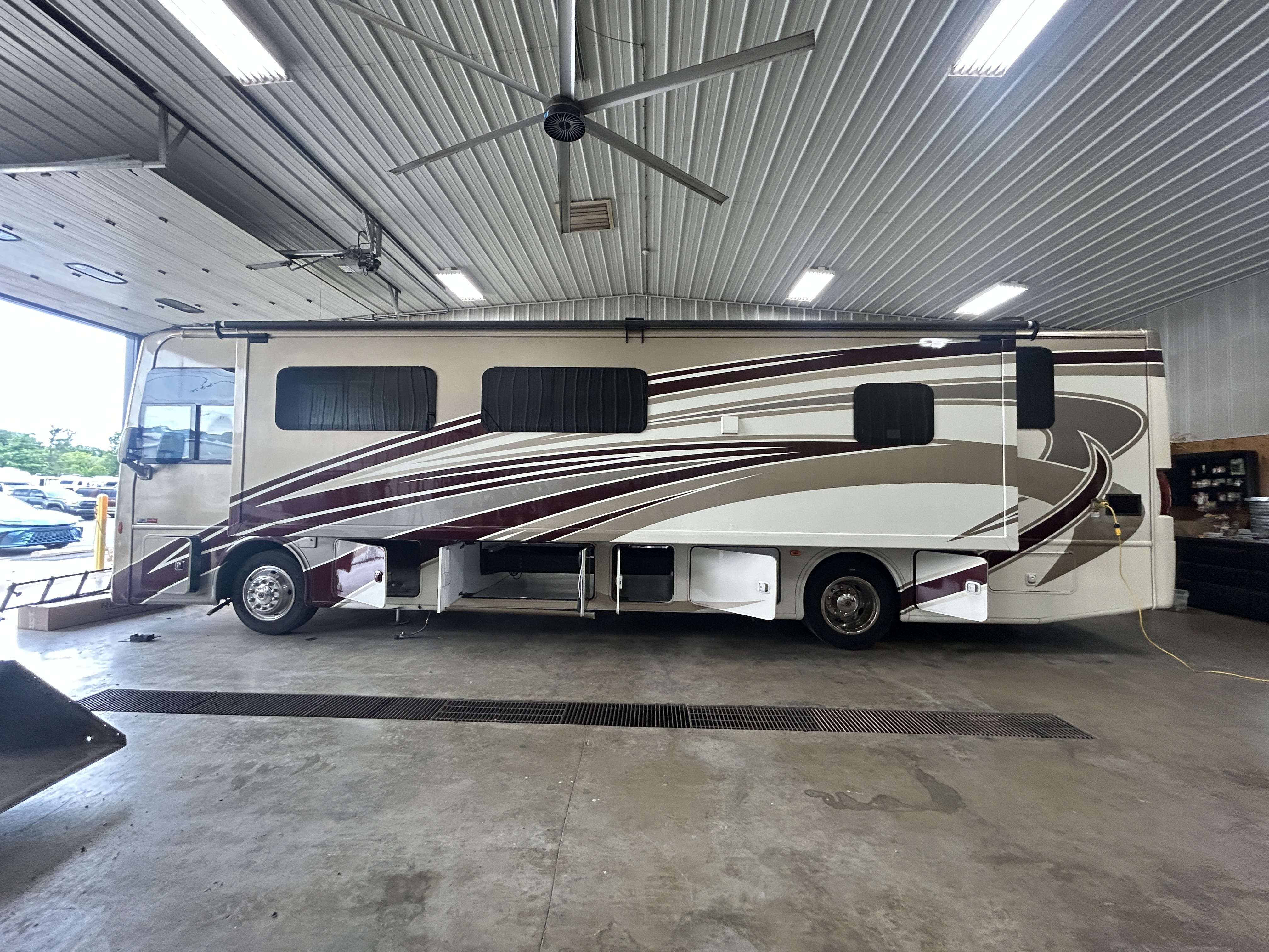 2016 Thor Motor Coach PALAZZO 36.1 in jones MI