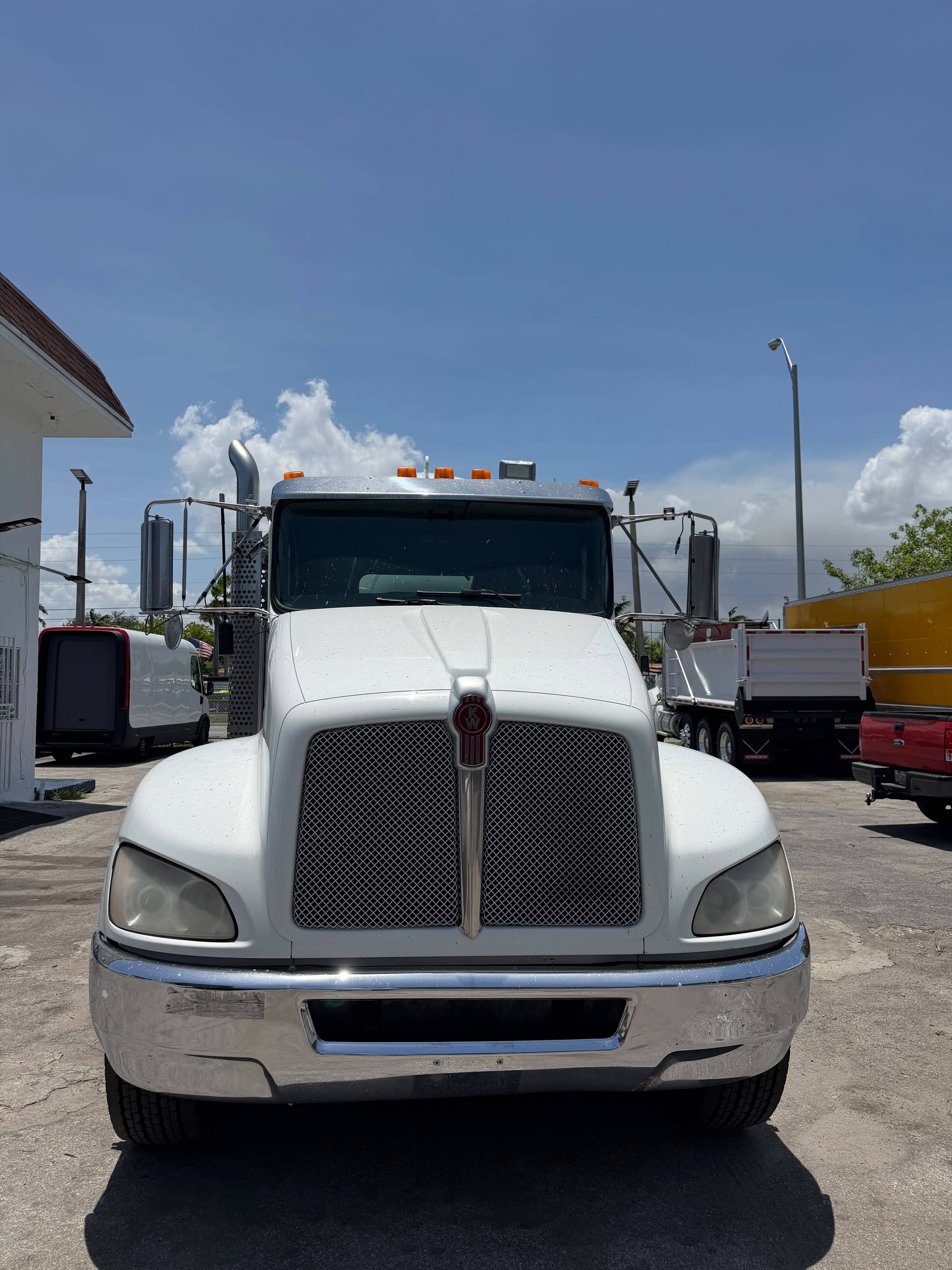 2015 KENWORTH T370 in Miami, FL