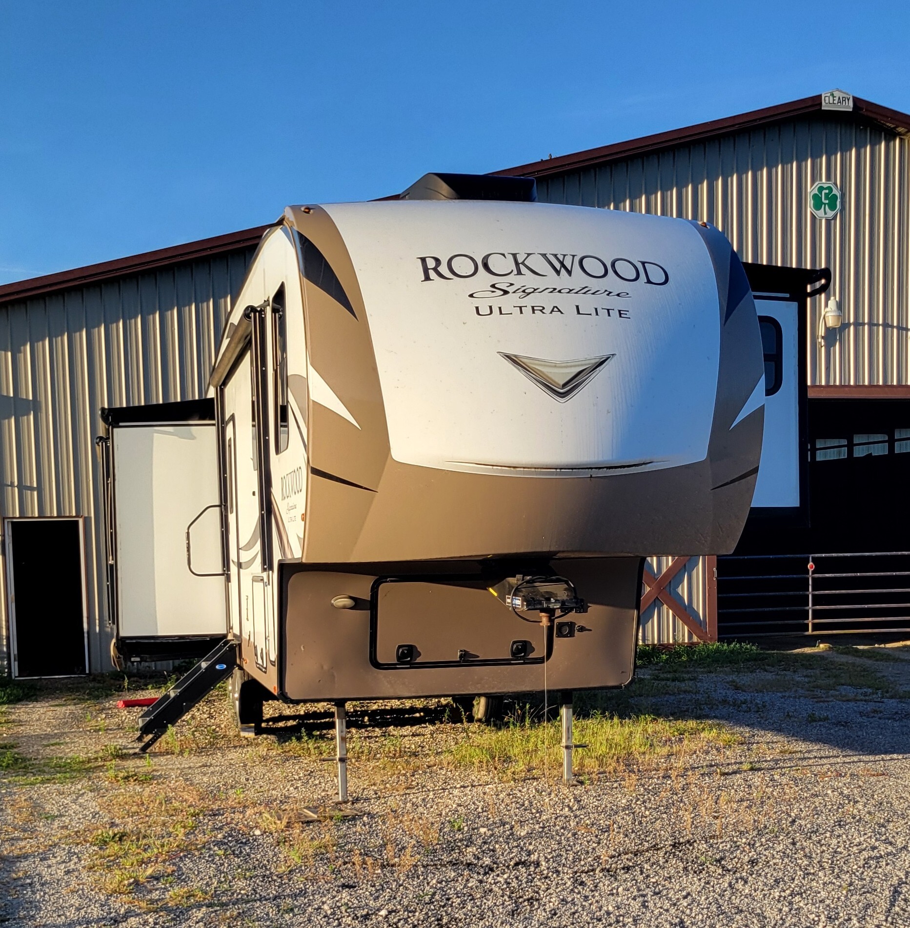 2018 Forest River ROCKWOOD SIGNATURE ULTRA LITE FW 8299BS in seville OH