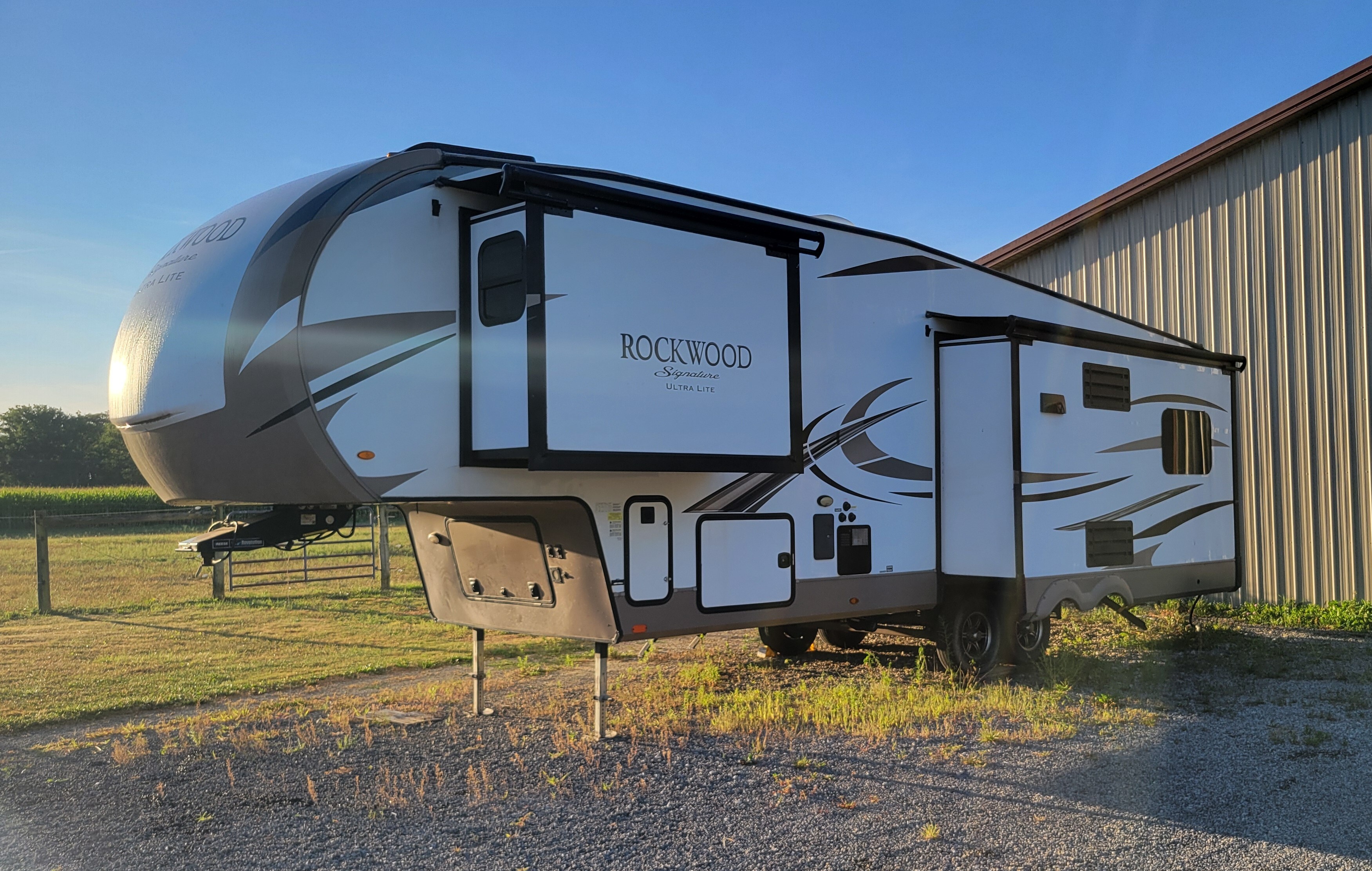 2018 Forest River ROCKWOOD SIGNATURE ULTRA LITE FW 8299BS in seville OH