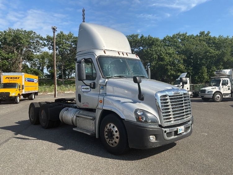 2019 FREIGHTLINER CASCADIA 125 in Philadelphia, PA