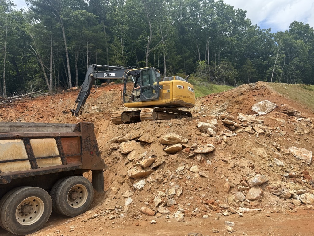 2016 DEERE 130G in Jefferson, GA