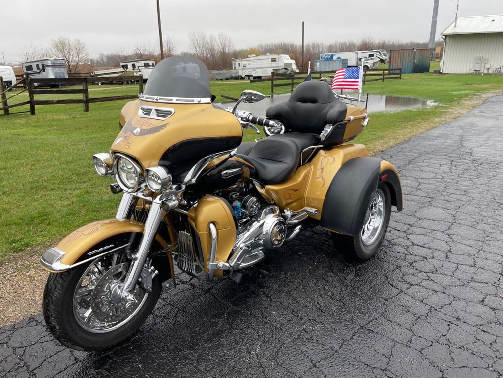 2017 Harley-Davidson FLHTCUTG - GOLD/BLACK in Marengo, IL