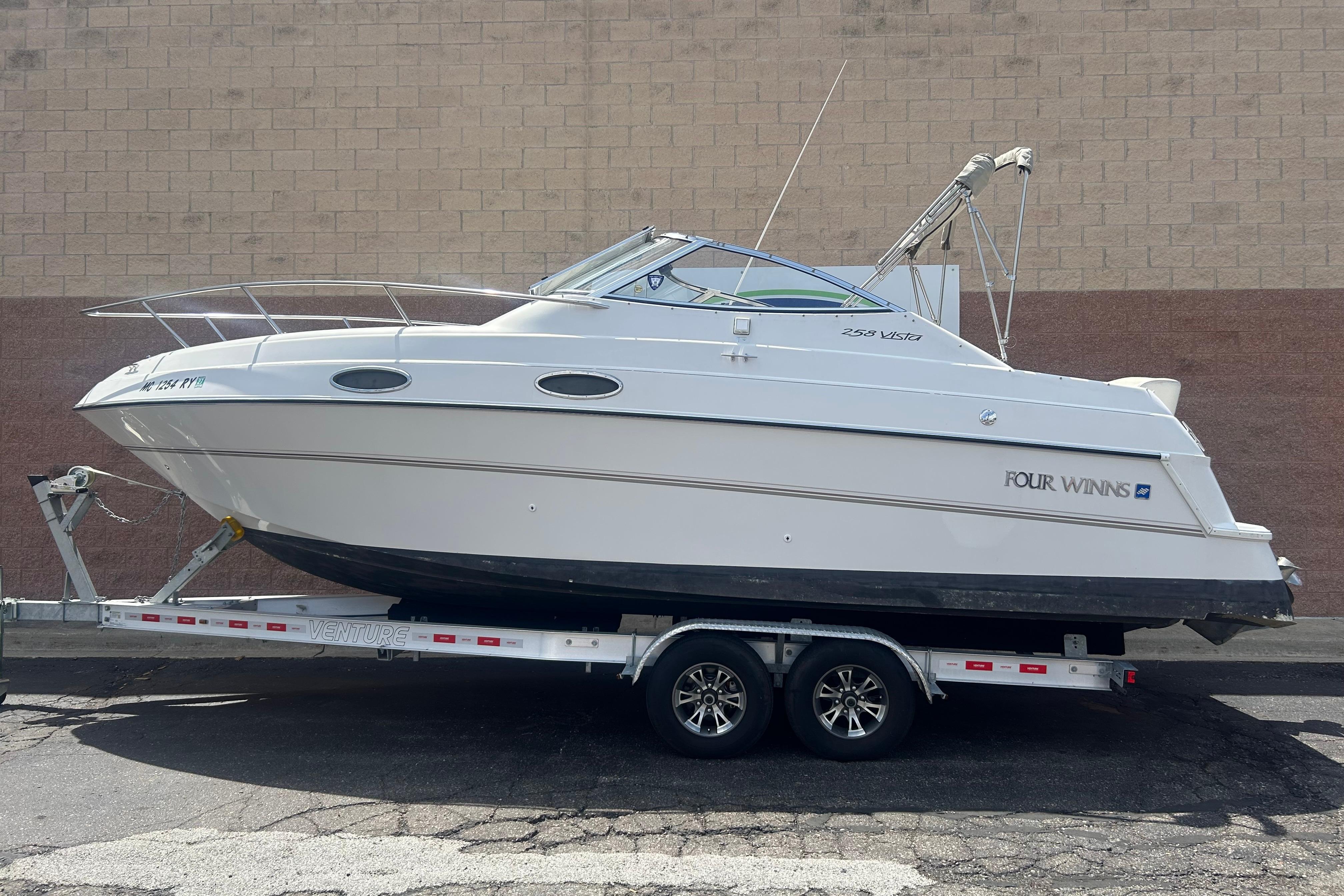 1998 Four Winns 258 Vista in sterling heights MI