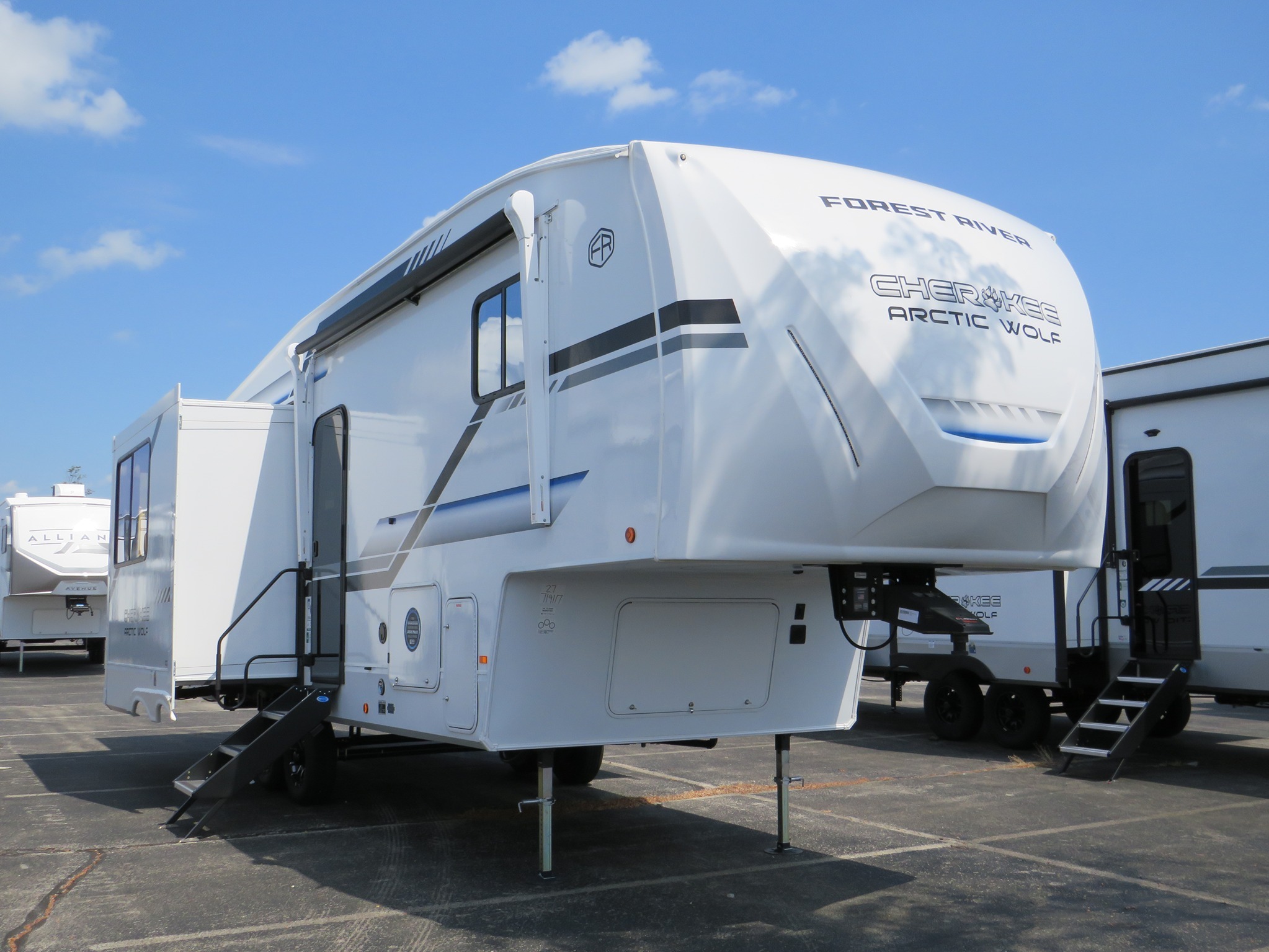 2026 Forest River CHEROKEE ARCTIC WOLF 27SGS in jeffersonville OH