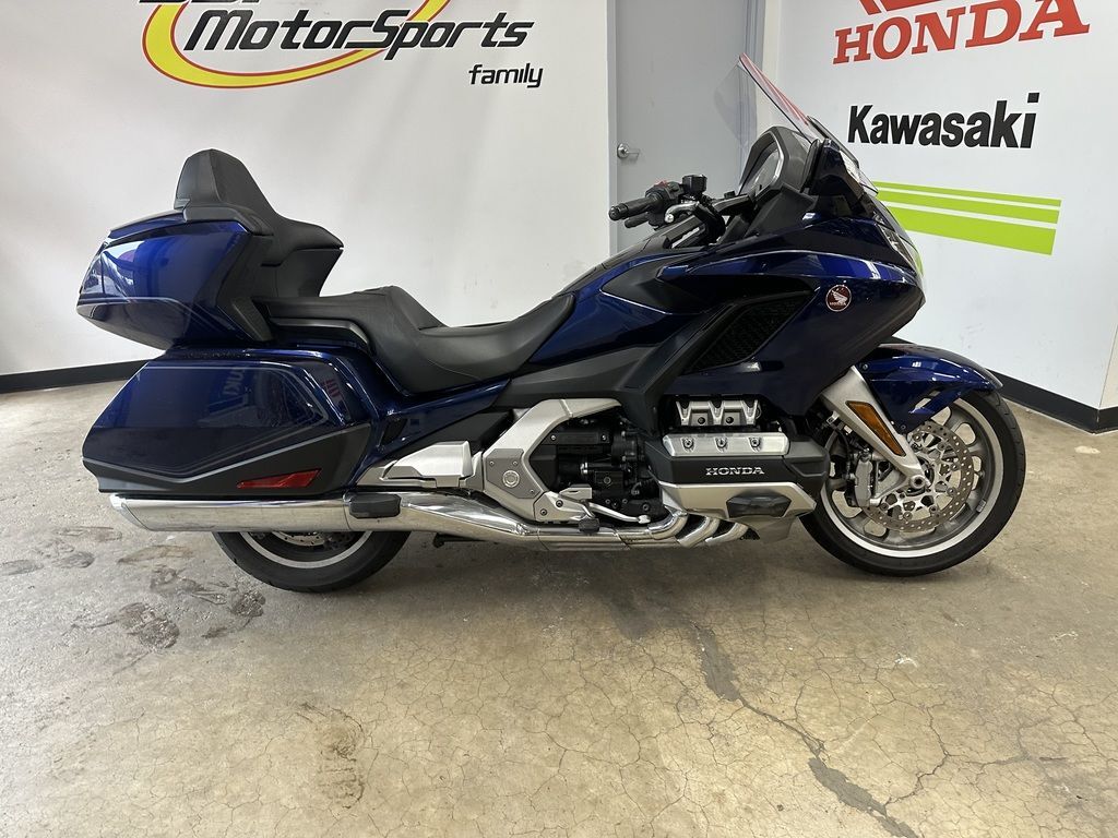 2018 Honda® Gold Wing Tour Automatic DCT Pearl Hawkseye Blue 1800 TOUR AUTOMATIC DCT in Barrington, IL