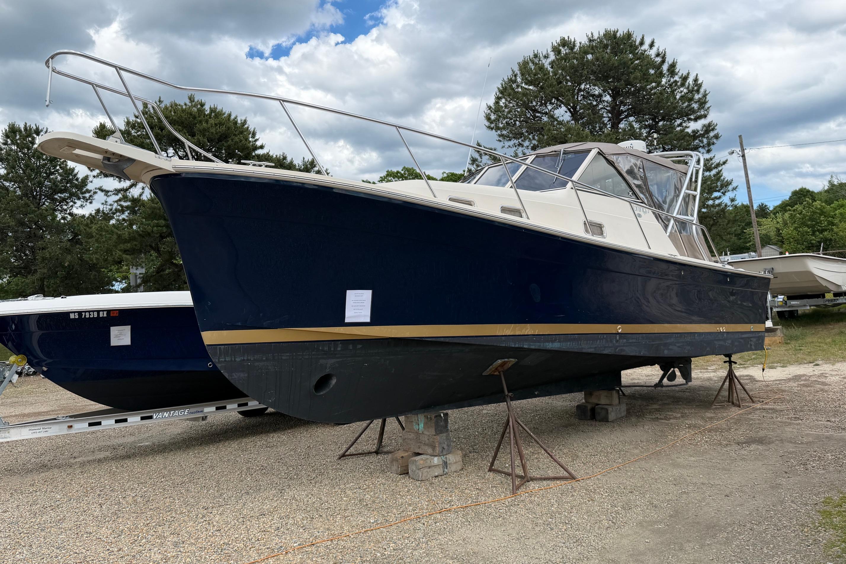 2004 Mainship Pilot 30-II Sedan in wareham MA