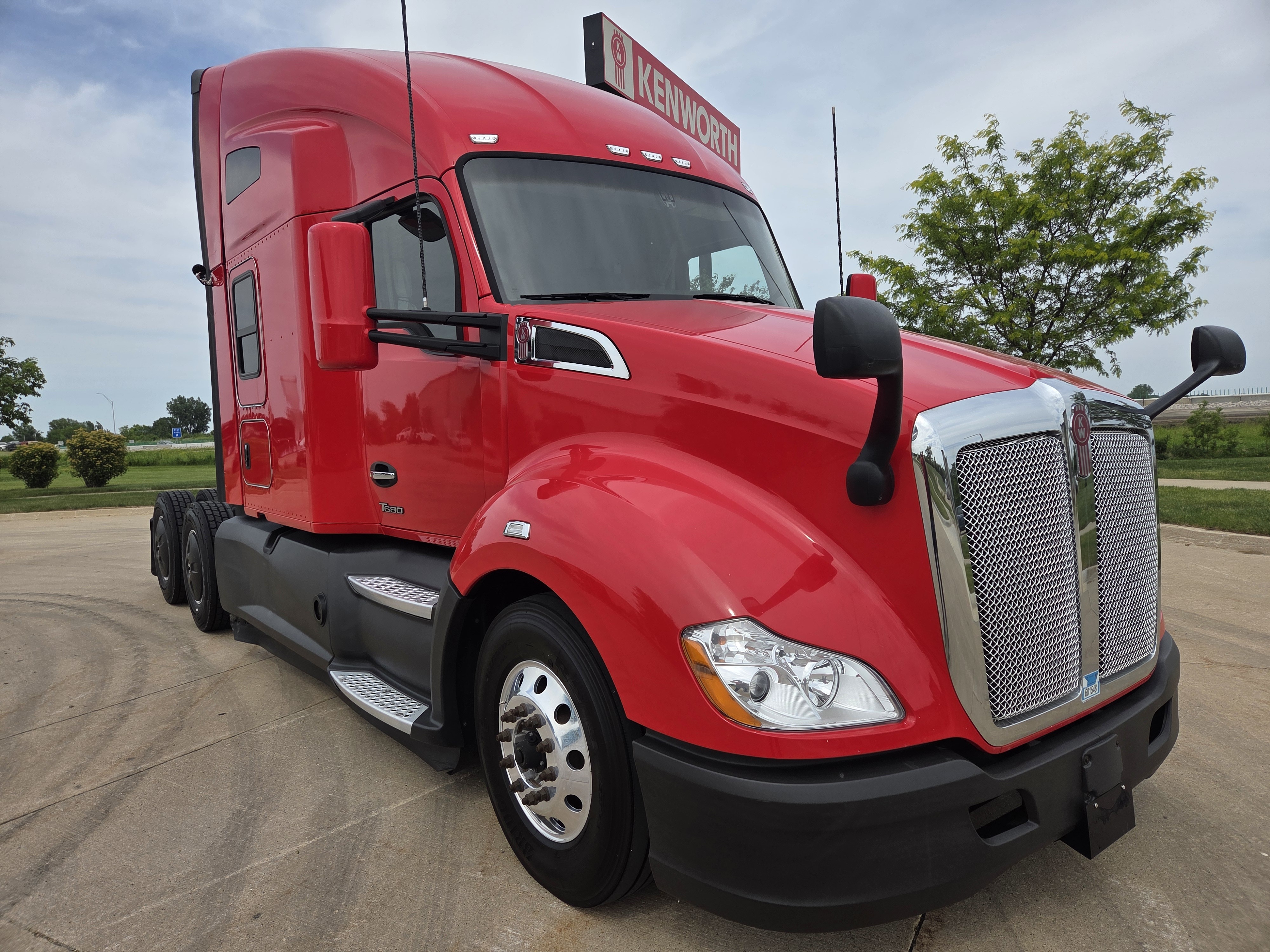 2022 KENWORTH T680 in Cedar Rapids, IA