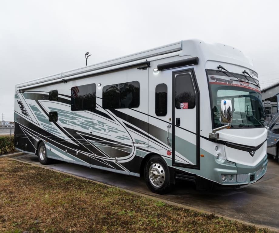 2026 Fleetwood DISCOVERY LXE 40G-LXE in sanford FL