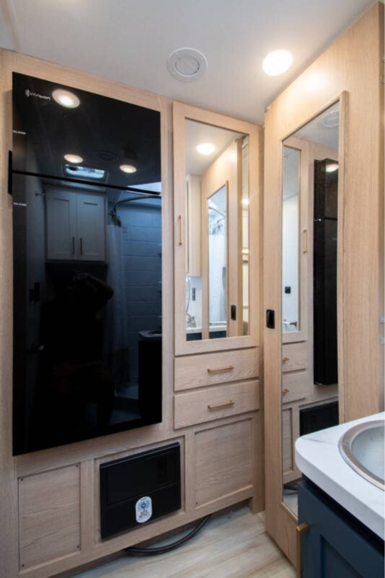 A photo of this 2027 Thor Motor Coach Geneva 25VZ