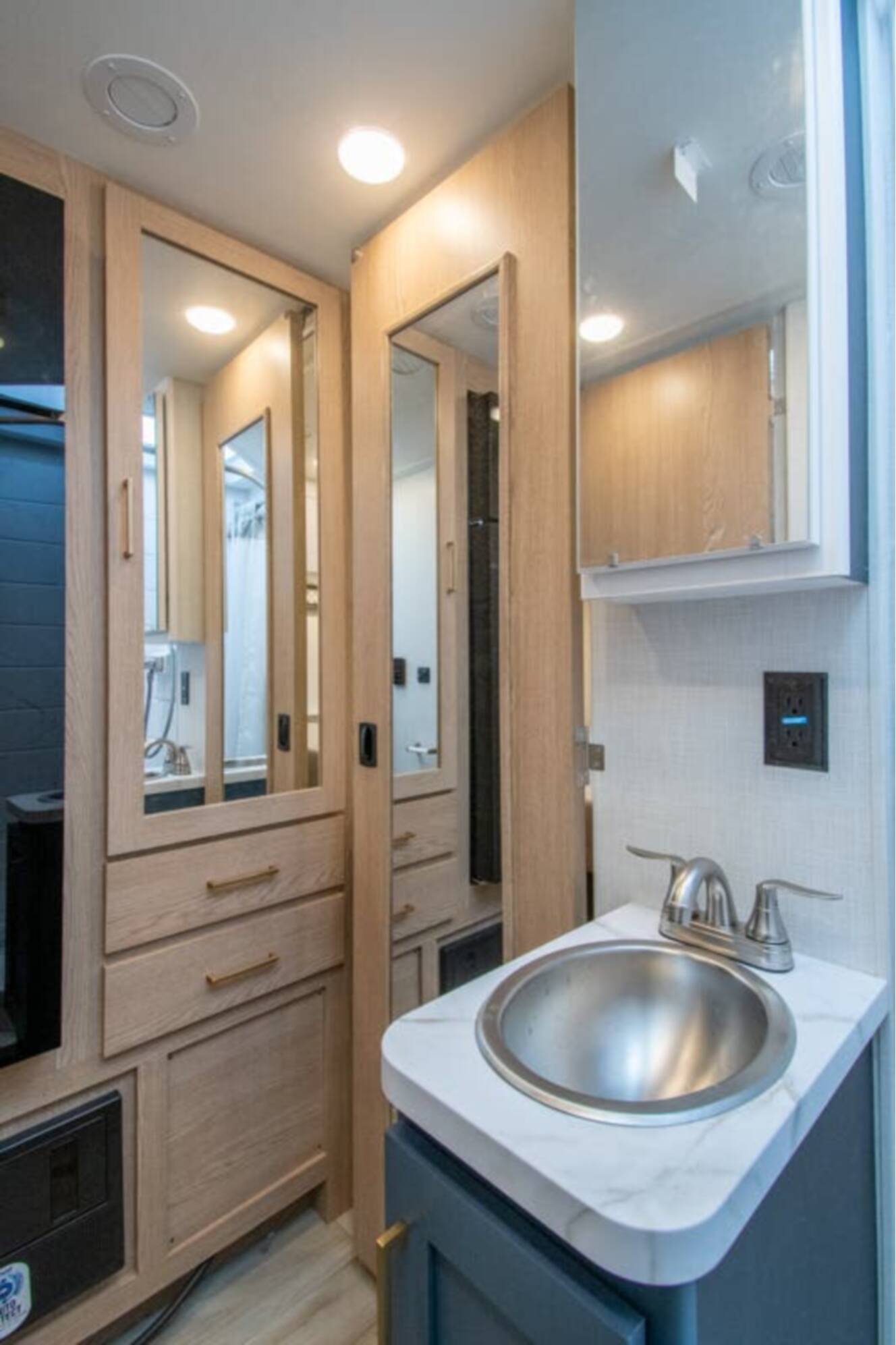 A photo of this 2027 Thor Motor Coach Geneva 25VZ