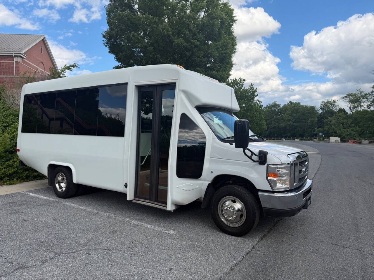 2018 FORD E-450 in Harrisburg, PA