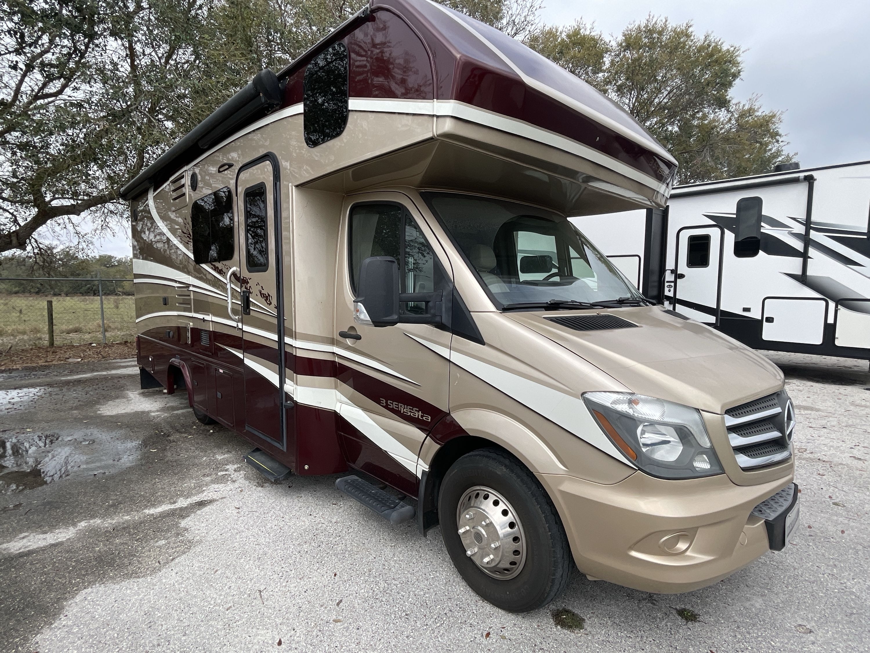 2019 Dynamax ISATA 3 24FW in holiday FL