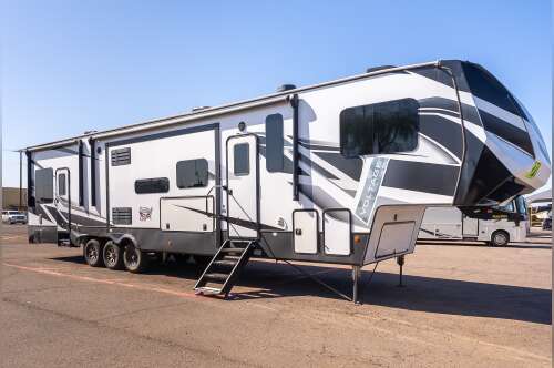 2021 Dutchmen VOLTAGE 4175 in el mirage AZ