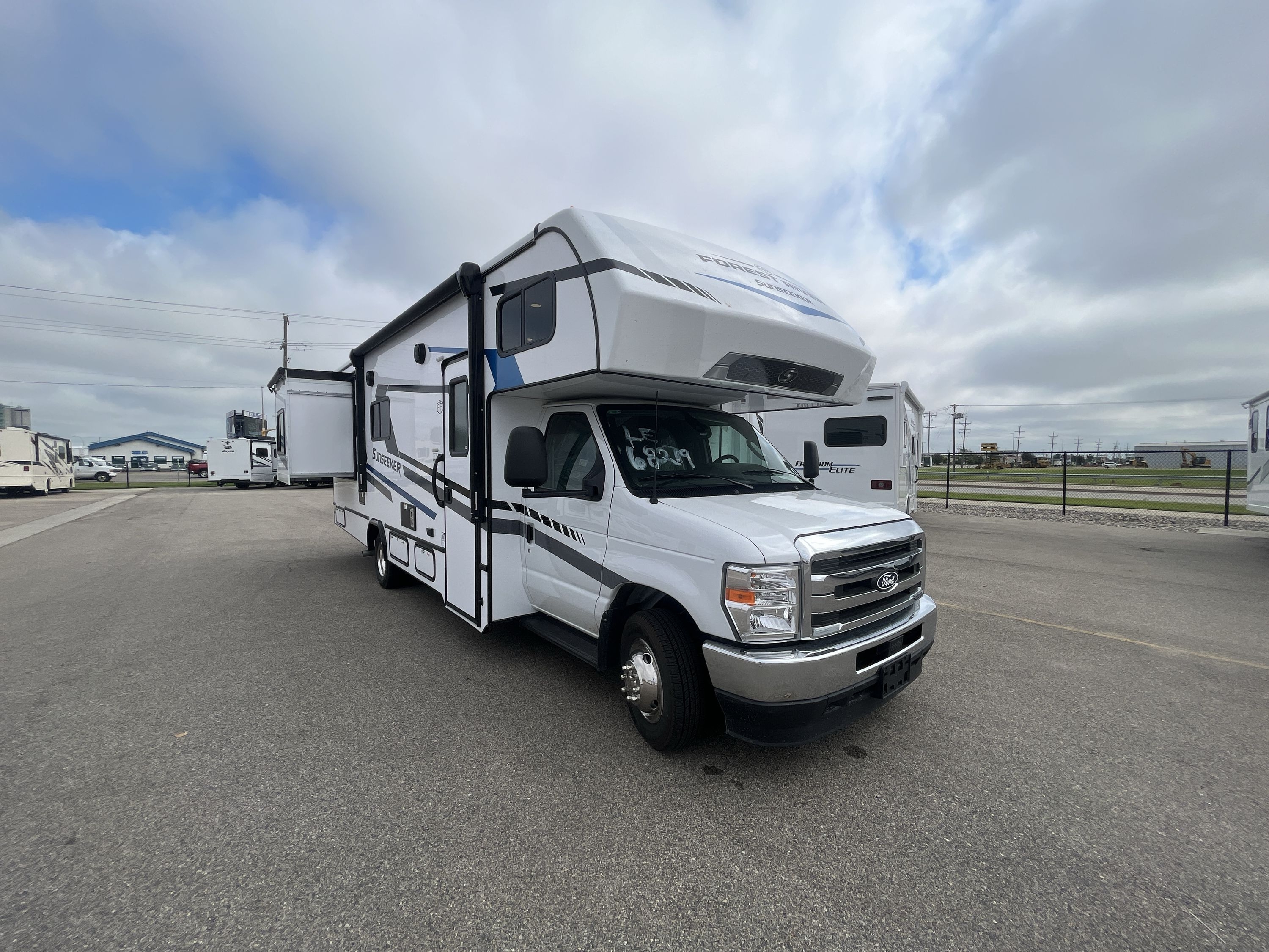2026 Forest River SUNSEEKER LE 2550DSF 2550DSLE in west fargo ND