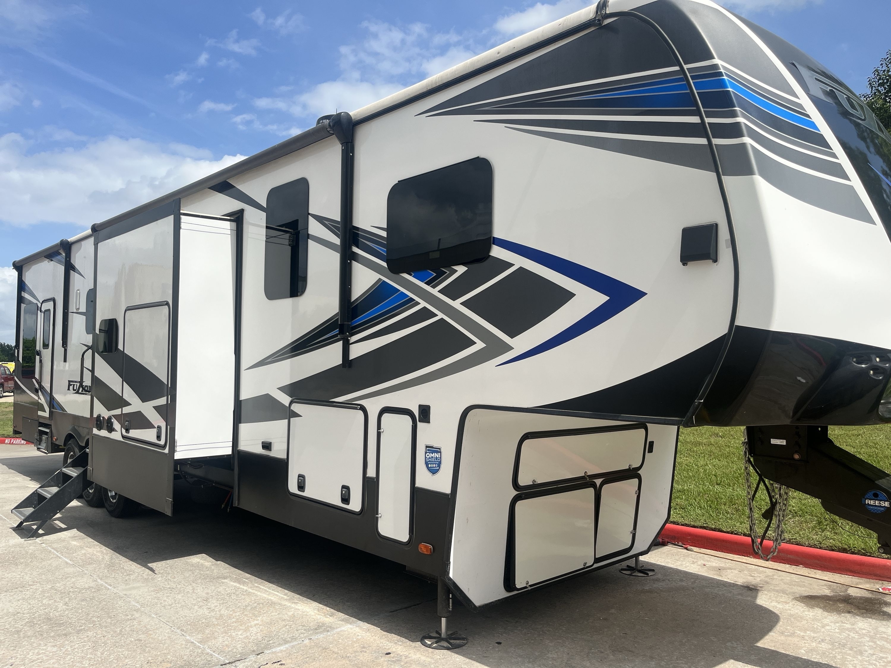 2021 Keystone FUZION 427 Fifth Wheel Toy Hauler RV