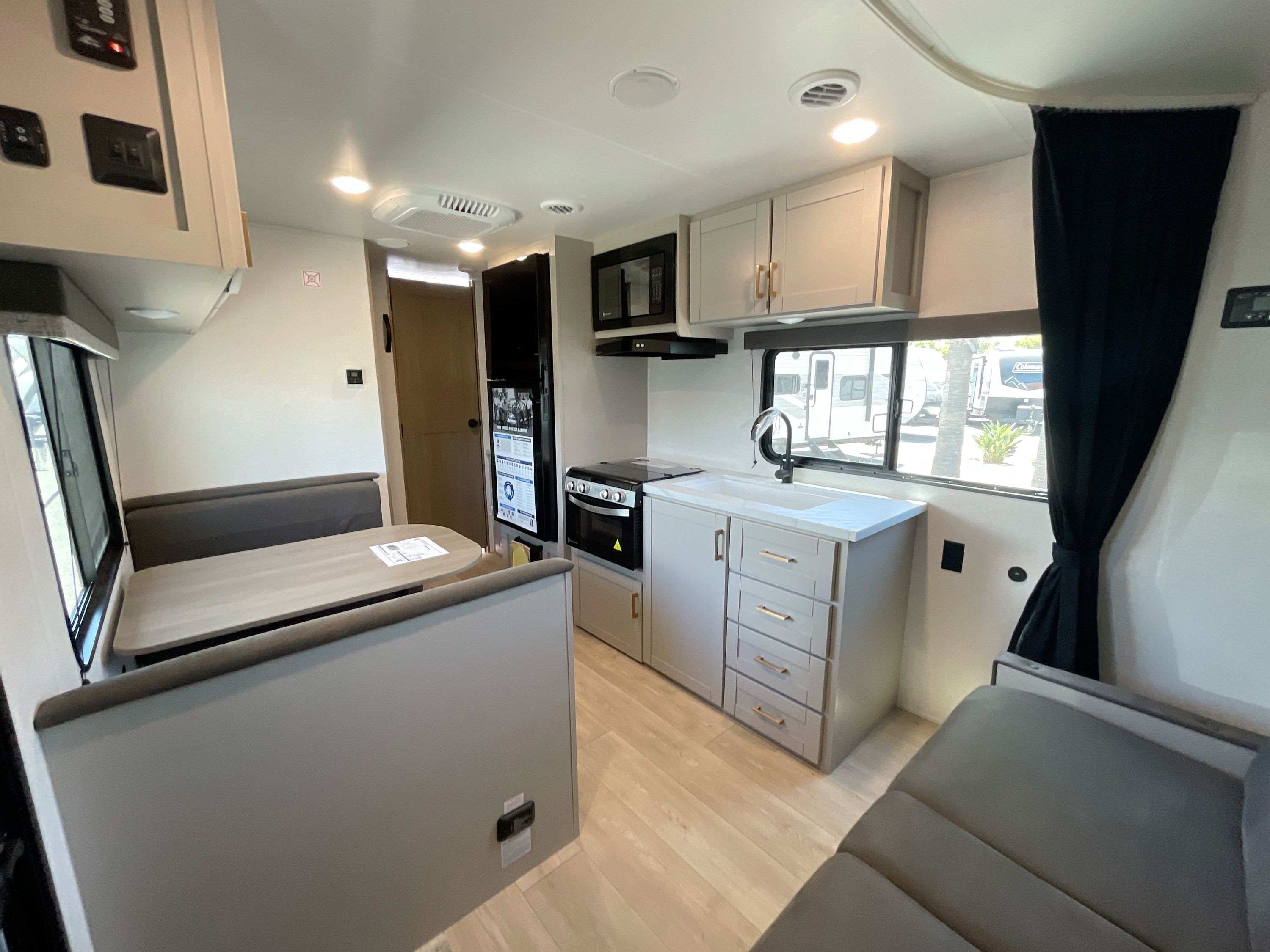 2027 Jayco JAY FLIGHT 211MBW in colton CA