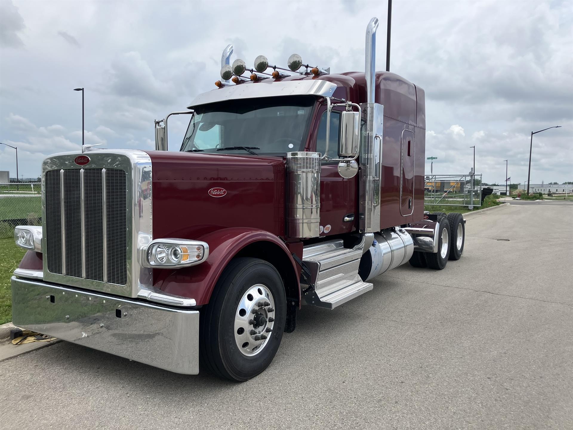 2027 PETERBILT 589 in South Saint Paul, MN