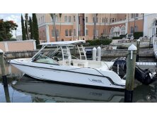 Boston Whaler 330 Vantage Review image