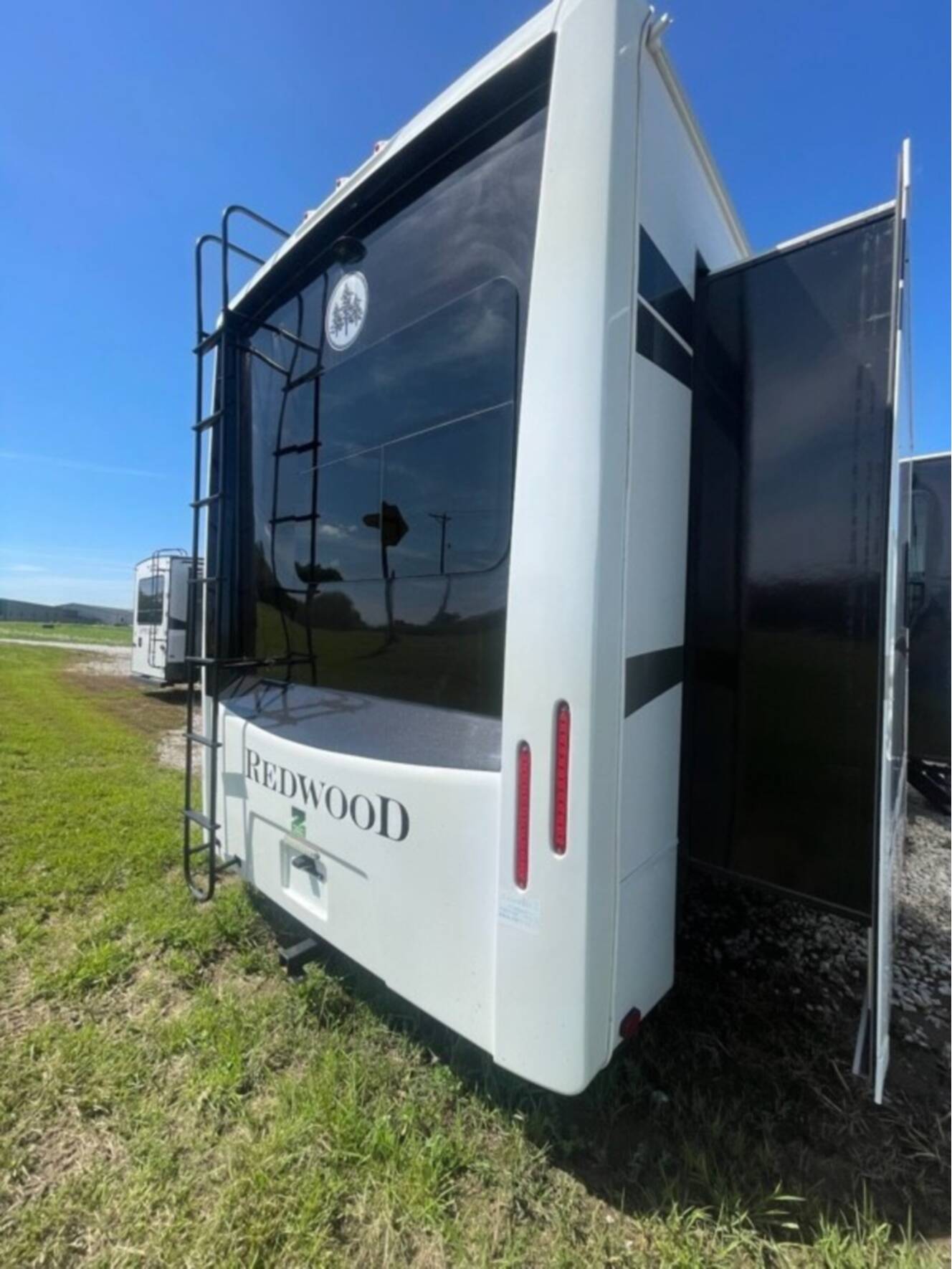 A photo of this 2021 Redwood REDWOOD 4001LK
