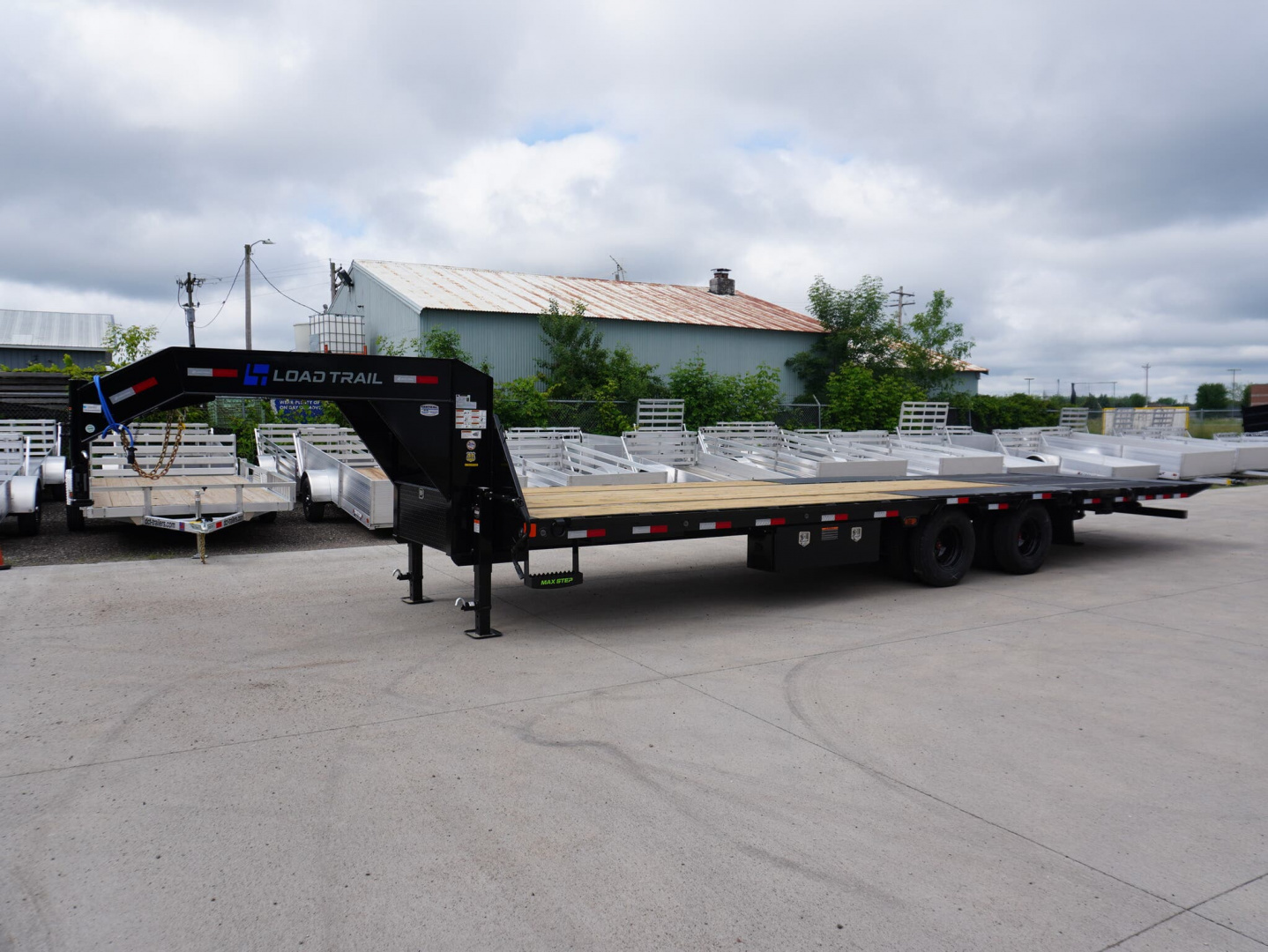 2025 LOAD TRAIL 30ft Gooseneck Deckover in East Bethel, MN