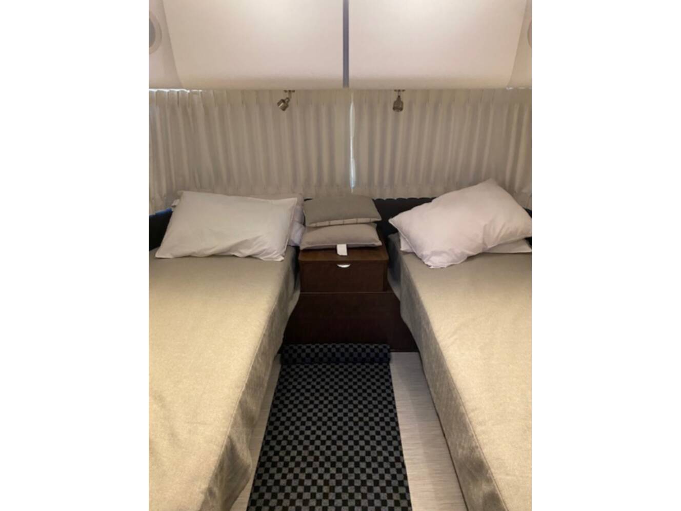 A photo of this 2021 Airstream GLOBETROTTER 27FB TWIN