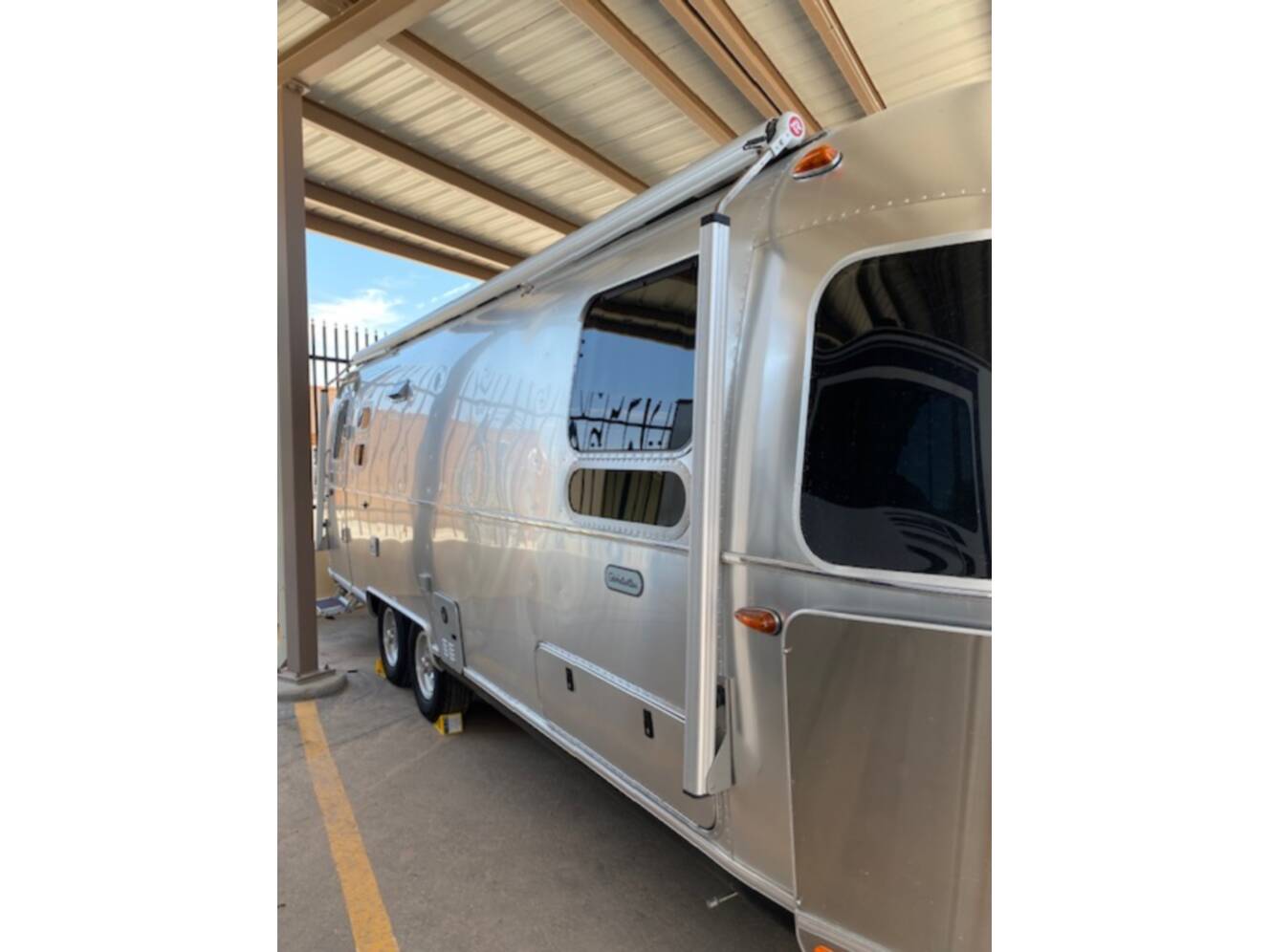 A photo of this 2021 Airstream GLOBETROTTER 27FB TWIN