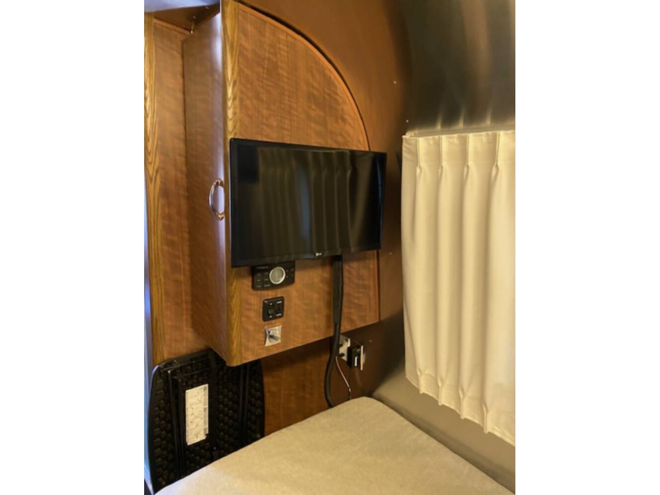 A photo of this 2021 Airstream GLOBETROTTER 27FB TWIN