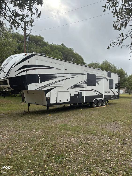 2016 Dutchmen Voltage 3970 in inez TX