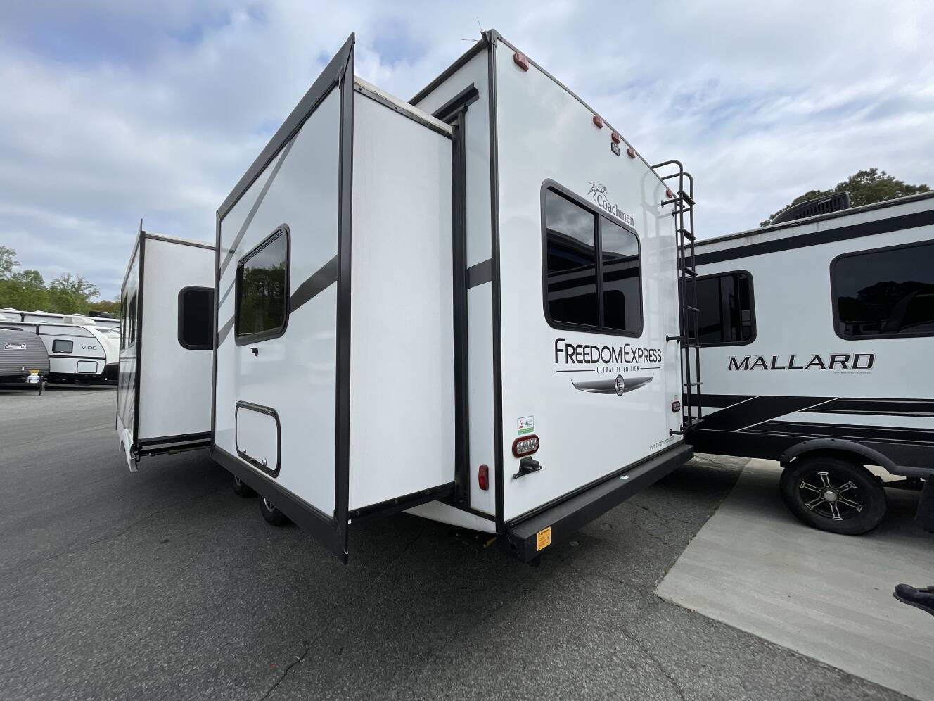 A photo of this 2023 Coachmen FREEDOM EXPRESS 259FKDS