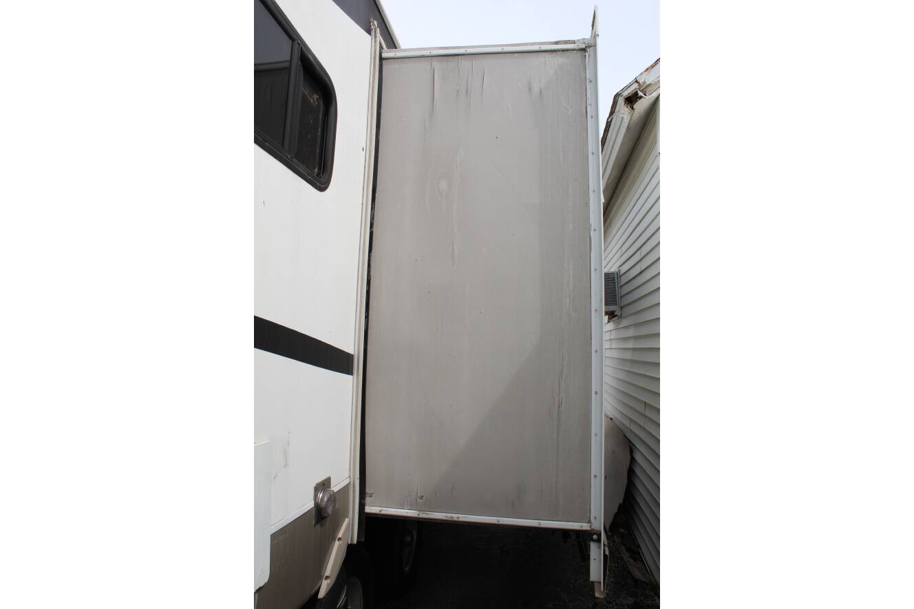 A photo of this 2013 Crossroads ZINGER 32RE