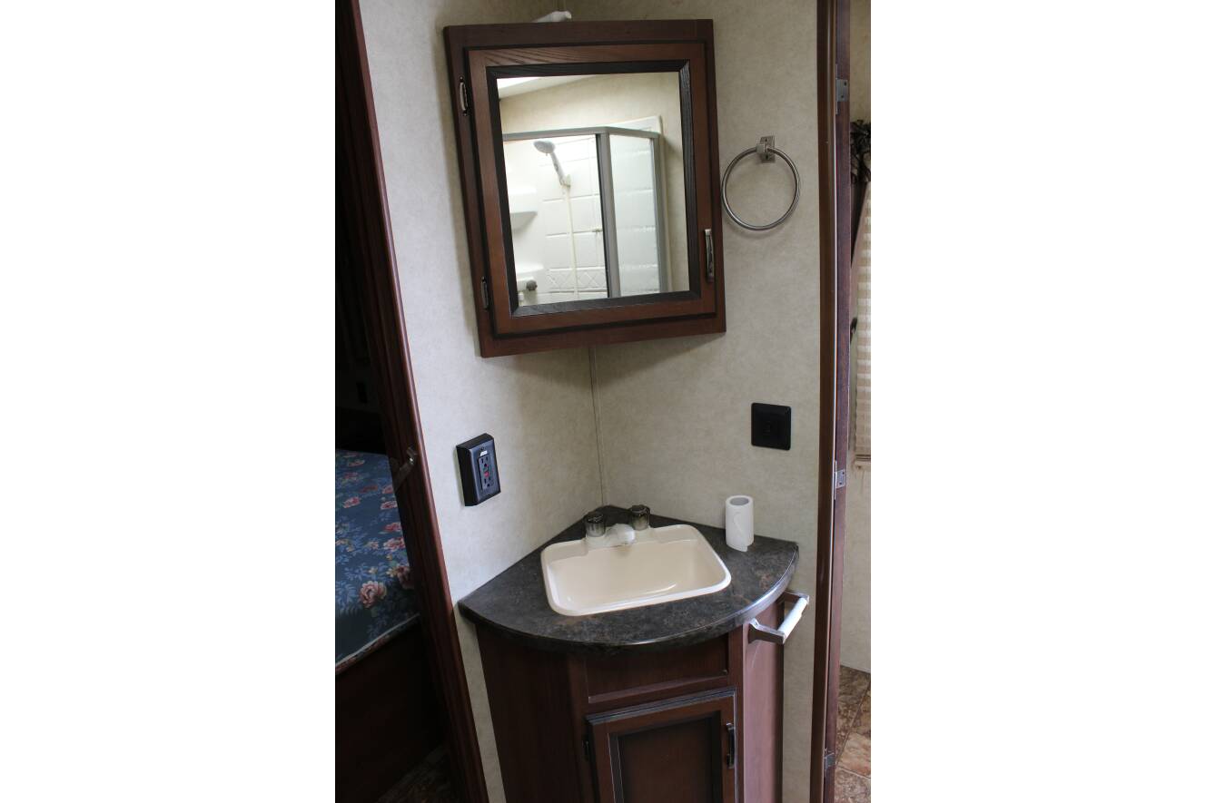 A photo of this 2013 Crossroads ZINGER 32RE