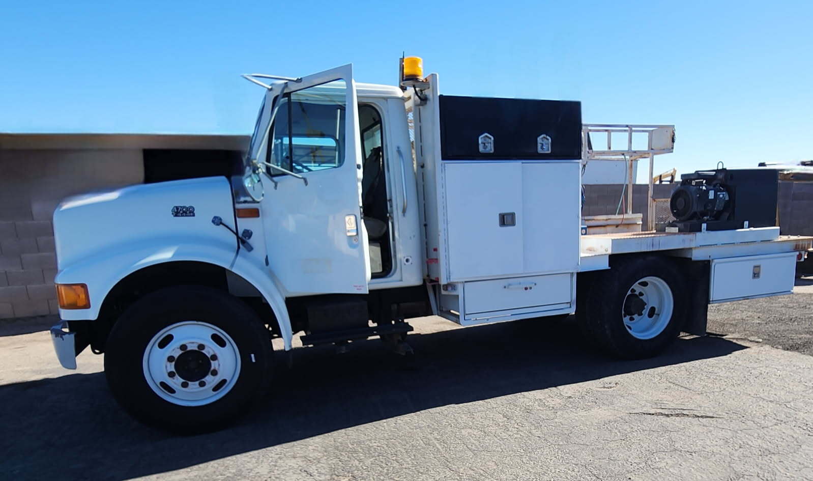1997 INTERNATIONAL 4700 LOW PROFILE in El Mirage, AZ